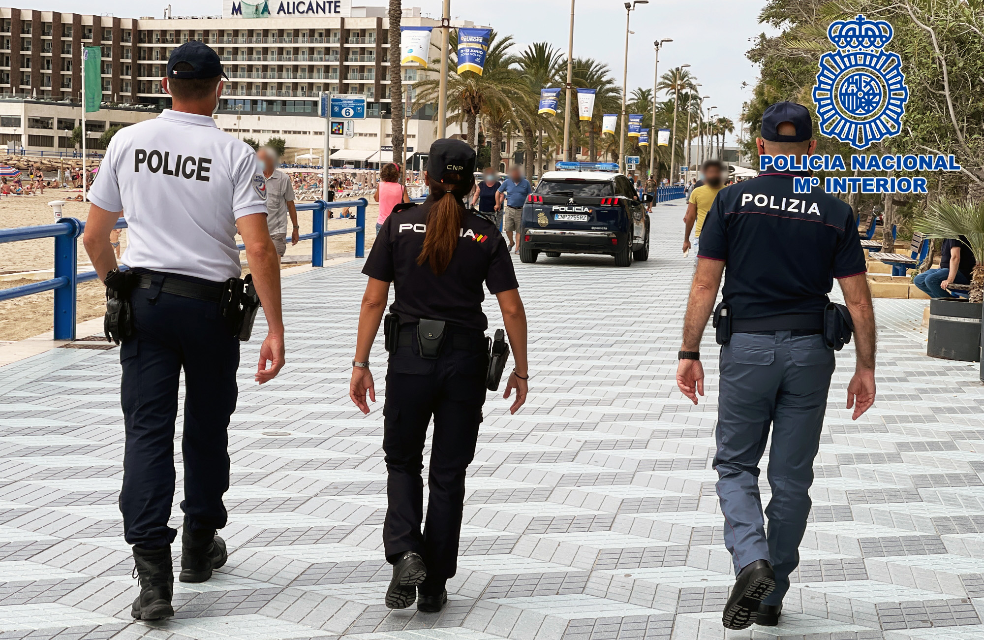 Agentes de la Policía Nacional y Policías de Francia e Italia patrullando a pié